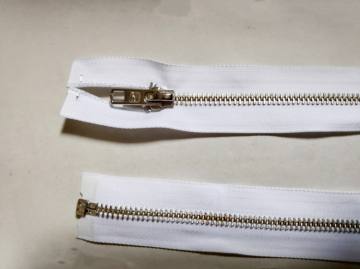 Zadrga kovinska 5 DELJIVA - BELA - nikel zobki 3018