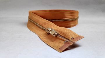 Zadrga kovinska DELJIVA - PASTEL ORANŽNA - 1 ključ- zlati zobki 3571