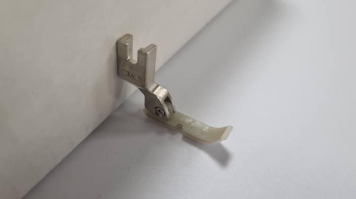 Tačka standardna teflonska ozka enostranska za zadrgeT 36 LN-XJ 5412